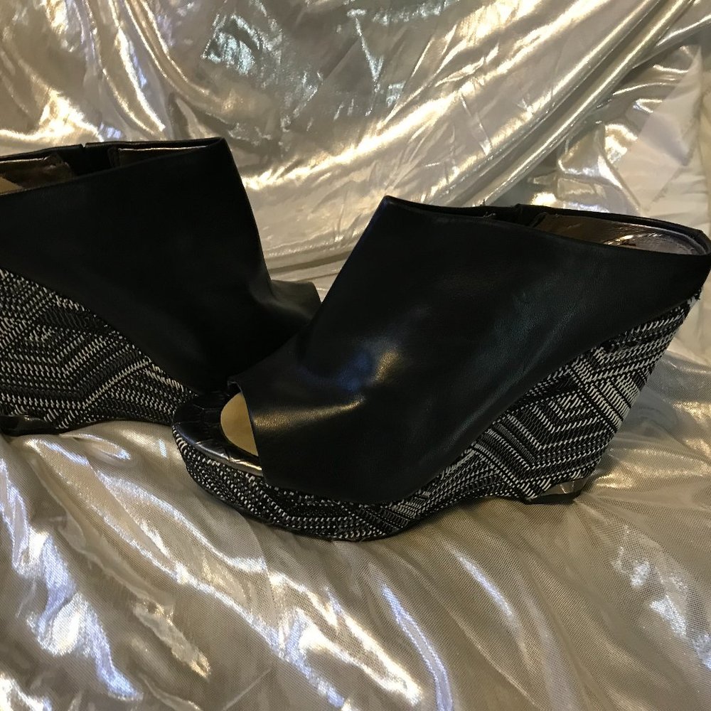 Sam Edelman geometric black and white slides size 7